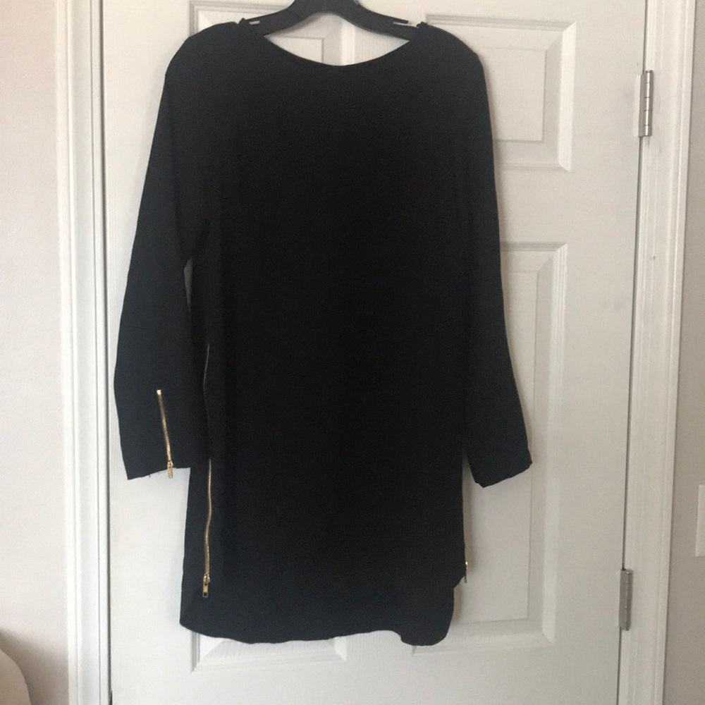 Super cute zipper side and zipper cuff black dress